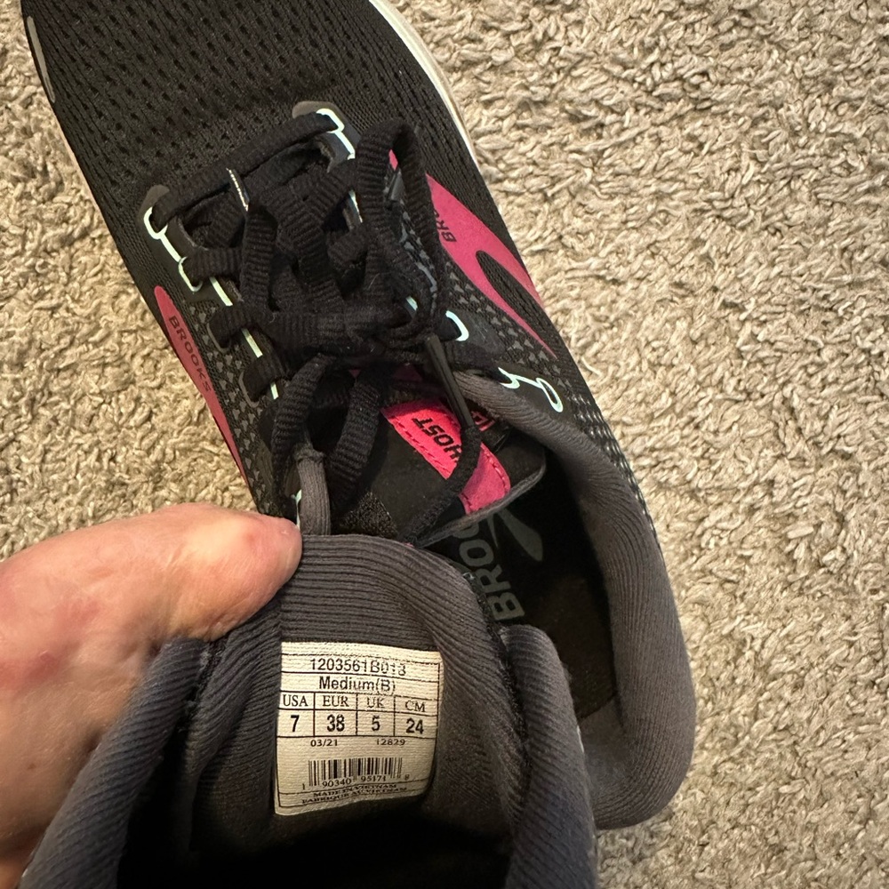 Brooks size 7 running shoes, gently worn - Picture 4 of 4